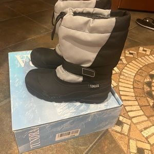 Boys size 5 Tundra Boots.